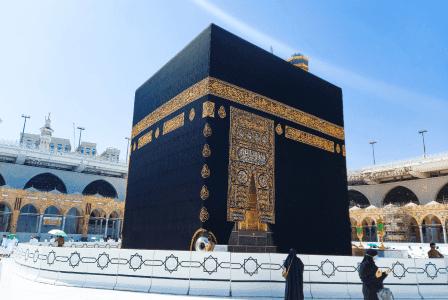 Pilgrims-in-Kaaba-in-Macca-al-Haram-umrah